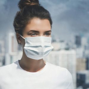 femme avec un masque contre la pollution