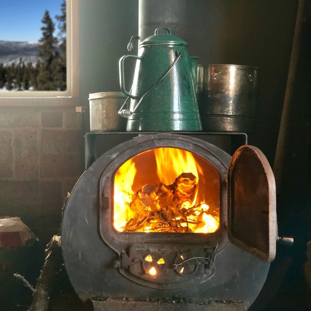 La vitre de votre poêle à bois est sale ou noircie ? Pas de panique